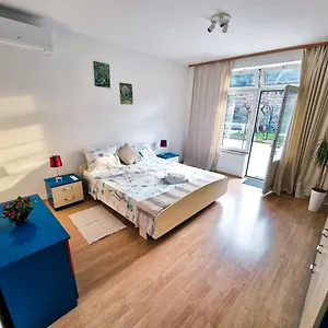Retreat With Free Parking Appartamento